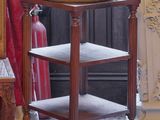 une petite table sur laquelle se trouve un bol, dans une pièce
