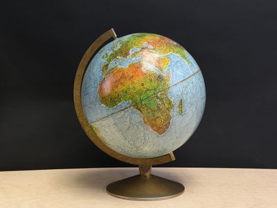 un petit globe posé sur une table