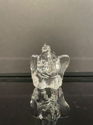 une figurine en verre représentant un homme à cheval