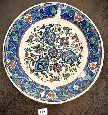 une assiette bleue et blanche ornée d'un motif floral