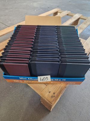 une pile de livres posée sur une palette en bois
