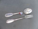 deux cuillères et une fourchette en argent sur une table
