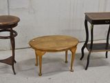 deux petites tables et une petite table surmontée d'une étagère