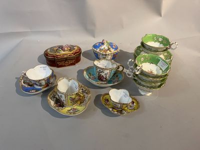 de nombreuses tasses et soucoupes posées sur une table