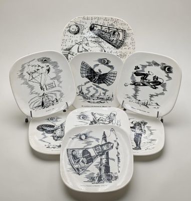 six assiettes à motifs différents posées sur une surface blanche