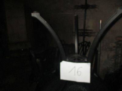 une photo d'une table sur laquelle est posé un panneau