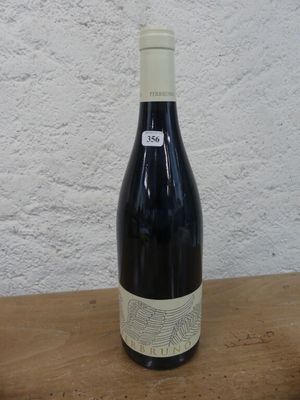 une bouteille de vin posée sur une table