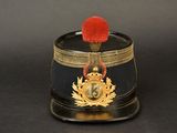 un chapeau noir orné d'un pompon rouge