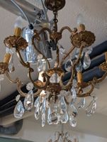 Lustre en bronzaille doré et pampilles de cristal à six bras… (photo 2)