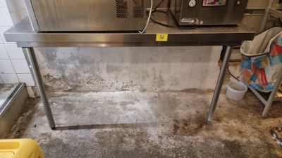 Table à dosseret en inox à 2 pieds et fixation murale.