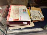 une vitrine en verre sur laquelle sont disposés un tas de lettres et d'enveloppes