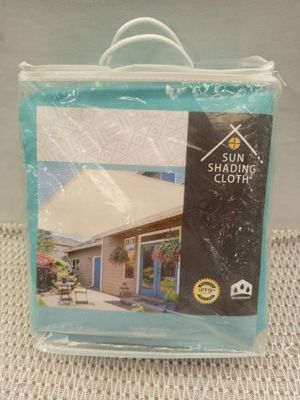un gros plan sur un drap de lit avec l'image d'une maison en arrière-plan