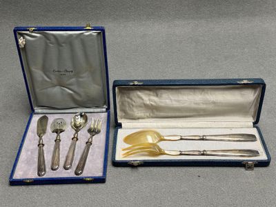 Coffret de quatre couverts à mignardises et couverts de serv…