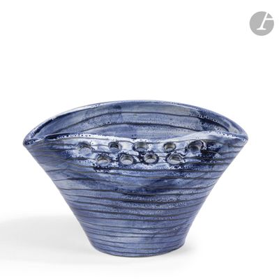 un bol bleu posé sur une surface blanche
