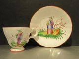 une tasse et une soucoupe posées sur une table