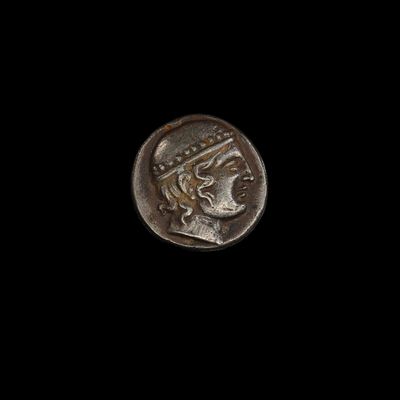 une pièce d'argent représentant une femme