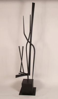 une sculpture en métal posée sur une table