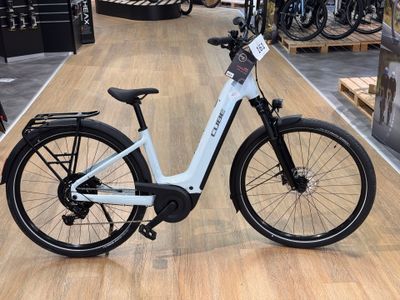 un vélo posé par terre dans un magasin