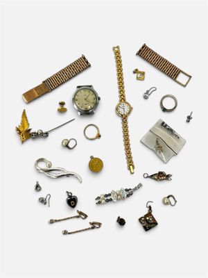 plusieurs types de bijoux différents sur une surface blanche