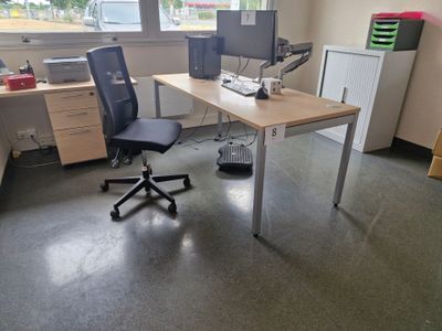 un bureau avec une chaise et un ordinateur dessus