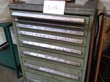 une vieille armoire à outils sur laquelle est posée une pancarte