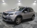 la voiture argentée est garée dans le garage sur un sol en damier