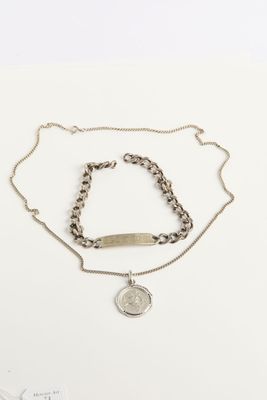 un gros plan d'un collier composé d'une pièce de monnaie suspendue à une chaîne