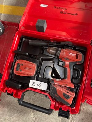 une boîte à outils rouge avec des outils sur le sol