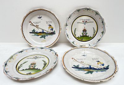 trois assiettes à motifs différents posées sur une surface blanche