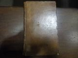 un livre posé sur un banc en bois