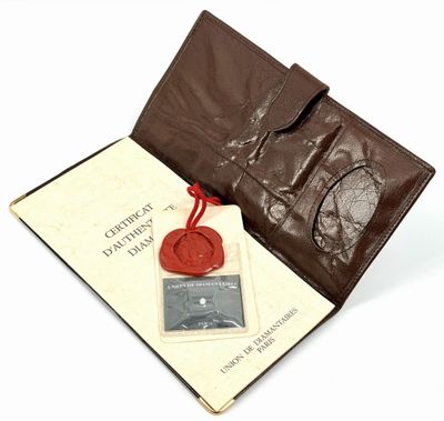un portefeuille en cuir marron orné d'un cachet en cire rouge et d'un porte-cartes