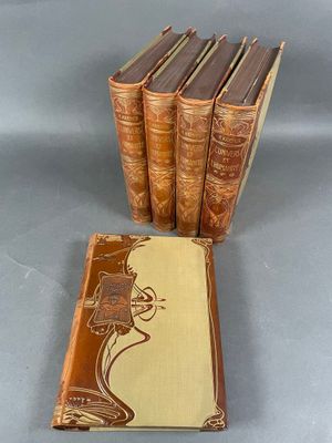 plusieurs livres sont alignés sur une surface grise