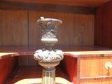 un vase posé sur un bureau