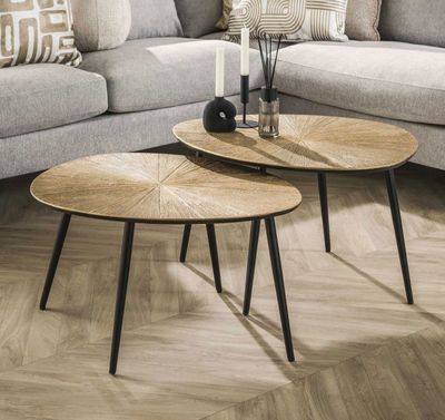 deux tables basses posées sur un parquet dans un salon