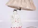 une lampe posée sur une table et munie d'un abat-jour