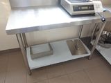 une petite cuisine équipée d'une cuisinière et d'un évier