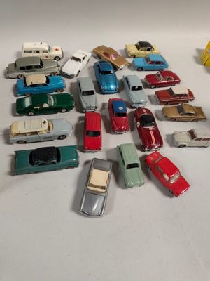 un grand nombre de voitures-jouets qui se trouvent sur la table