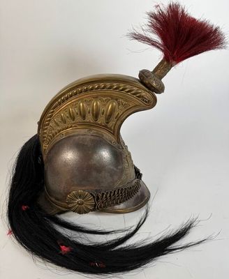 une image représentant un casque surmonté d'une plume rouge