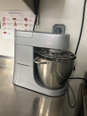 un mixeur posé sur le plan de travail de la cuisine