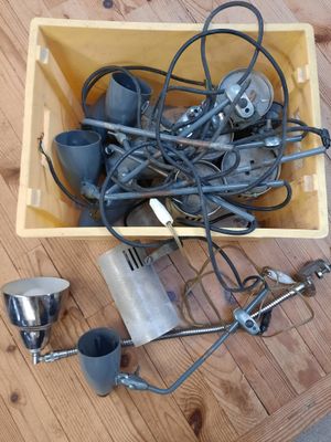 une boîte remplie de fils et d'autres équipements électriques posée sur une table