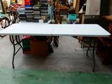 une table placée au milieu d'une pièce