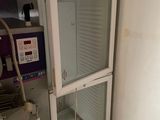 une porte vitrée dans un coin de la pièce