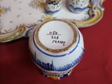 un vase bleu et blanc posé sur une table à côté d'une assiette