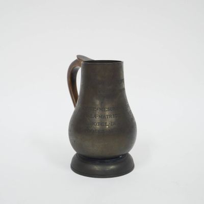 une image représentant une cruche en bronze sur fond blanc