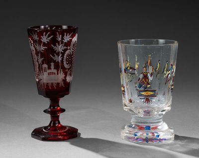 deux verres à pied posés l'un à côté de l'autre sur une table