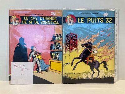 deux livres sont posés l'un à côté de l'autre sur une table