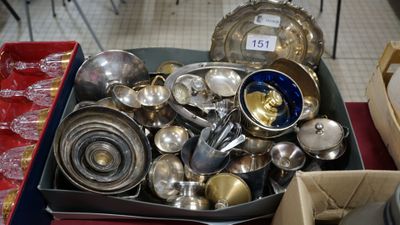 une boîte remplie d'objets en argent posée sur une table
