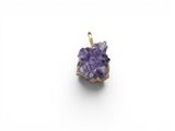 un pendentif en améthorate et diamant sur fond blanc