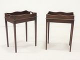 deux tables en bois sur lesquelles sont posés des plateaux, sur un sol blanc