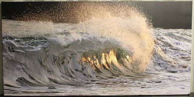 une photo d'une photo représentant une grande vague dans l'océan